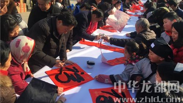 書法家揮毫送“?！?眾市民喜領(lǐng)春聯(lián)
