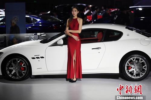 11月9日，2017第14屆中國(guó)西南（昆明）國(guó)際汽車(chē)博覽會(huì)在昆明滇池國(guó)際會(huì)展中心開(kāi)展，市民欣賞了一場(chǎng)汽車(chē)盛宴。會(huì)展現(xiàn)場(chǎng)還展出了新能源汽車(chē)及機(jī)車(chē)。<a target='_blank' href='http://www.chinanews.com/'>中新社</a>記者李進(jìn)紅攝