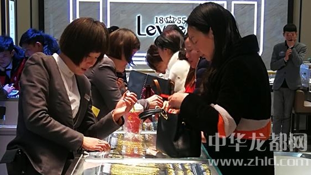 臨近春節(jié)，周口消費(fèi)市場(chǎng)紅似火