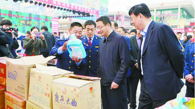 項(xiàng)城市消協(xié)、市工商局舉行國際消費(fèi)者權(quán)益日宣傳活動(dòng)