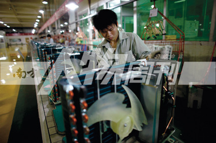 2010年5月10日，珠海格力電器工廠里，工人正在流水線上生產家用空調（方迎忠）
