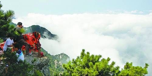  廬山云霧變幻莫測，常常轉(zhuǎn)瞬間便換了模樣。
